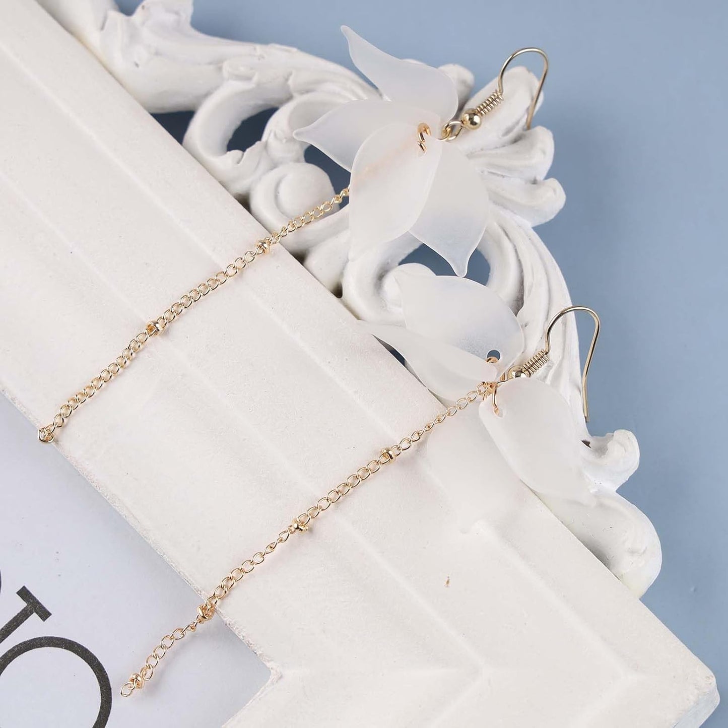 Vintage Acrylic Flower Petal Drop Earrings Gold Long Tassel Chain Earrings White Resin Flower Hook Earrings Wedding Flower Earrings Jewelry for Women
