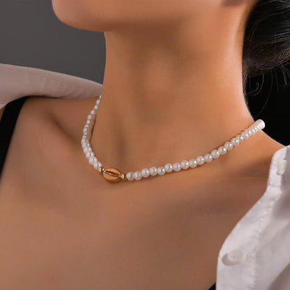 Boho Shell Pearl Necklace Choker Gold Dainty Pearl Strands Choker Necklaces Statement Seashell Surfer Necklaces Minimalist Baroque Pearl Necklace Chain Jewelry for Women
