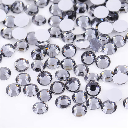 500 Pieces SS30 6mm Flatback Rhinestones Clear Glass Round Gems Crystals for Nail Art DIY Crafts Clothes Shoes Bags （Light Grey）