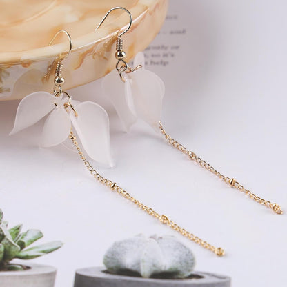 Vintage Acrylic Flower Petal Drop Earrings Gold Long Tassel Chain Earrings White Resin Flower Hook Earrings Wedding Flower Earrings Jewelry for Women