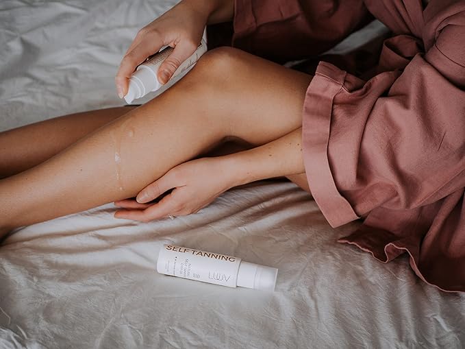 Self Tanning Dry Oil, Light tone, Ecocert COSMOS Natural certfied, gives a beautiful natural tan, no smell, natural, vegan, easy to use, streak free, hydrating and rejuvenating your skin