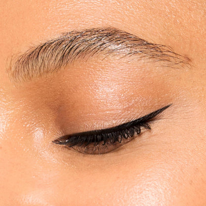 Honest Beauty Longlasting Liquid Eyeliner | Smudge + Flake Proof, Precise Application | Hypoallergenic, Vegan, + Cruelty Free | Black, 0.58 fl oz